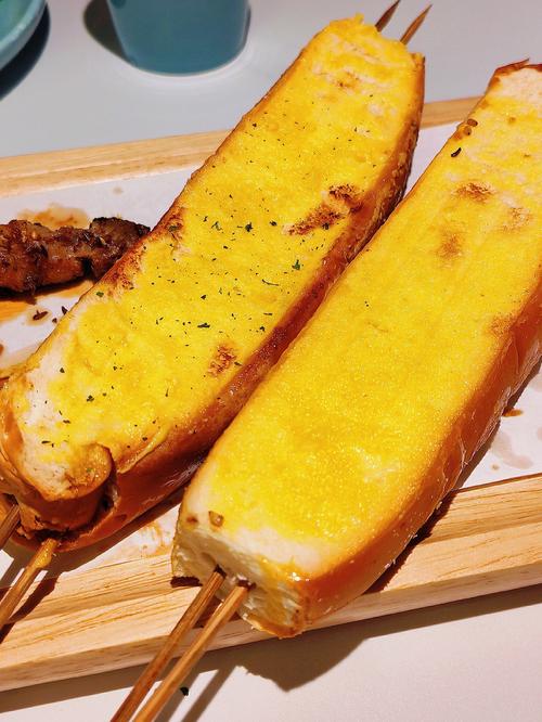 好吃到爆三步搞定蒜香黄油烤面包!